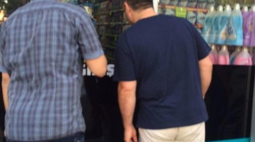 Avm &Ccedil;alışanı Kadın, Patronunu Bı&ccedil;akladı