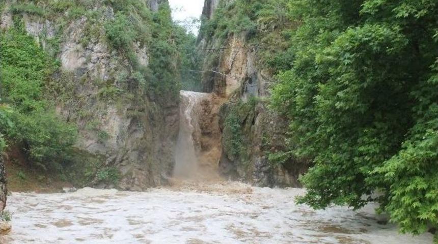Taşan Şelale K&ouml;yl&uuml;leri Korkuttu