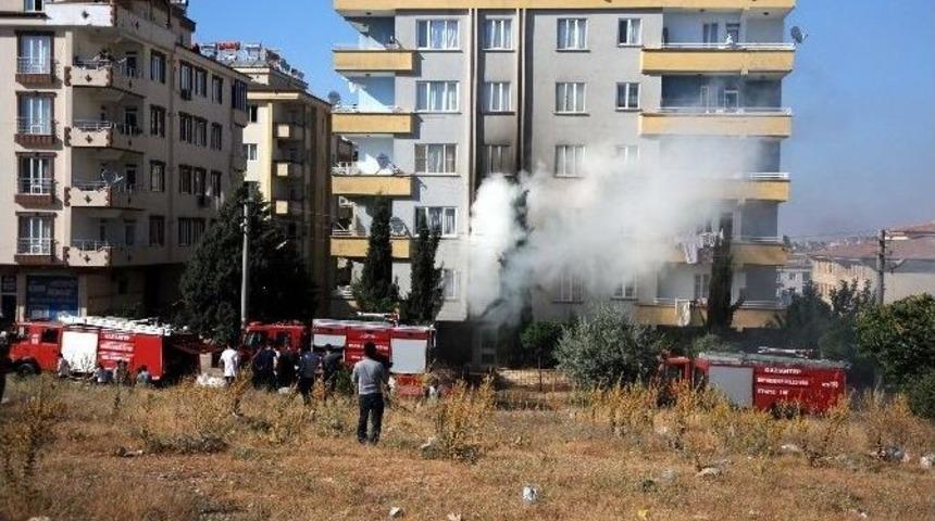Gaziantep&rsquo;te Apartman Katında &Ccedil;ıkan Yangın Korkuttu