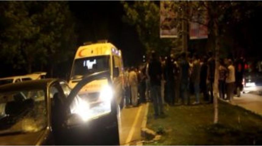 Otomobilin &Ccedil;aptığı Yaşlı Kadını Yaşatabilmek İ&ccedil;in Vatandaşlar Kalp Masajı Yaptı