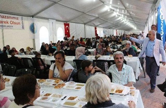 Roman Vatandaş İftarı Göbek Atarak Bekledi