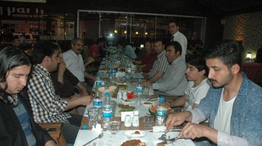 Van&rsquo;da &Ccedil;alışan Basın Mensupları İftarda Bir Araya Geldi