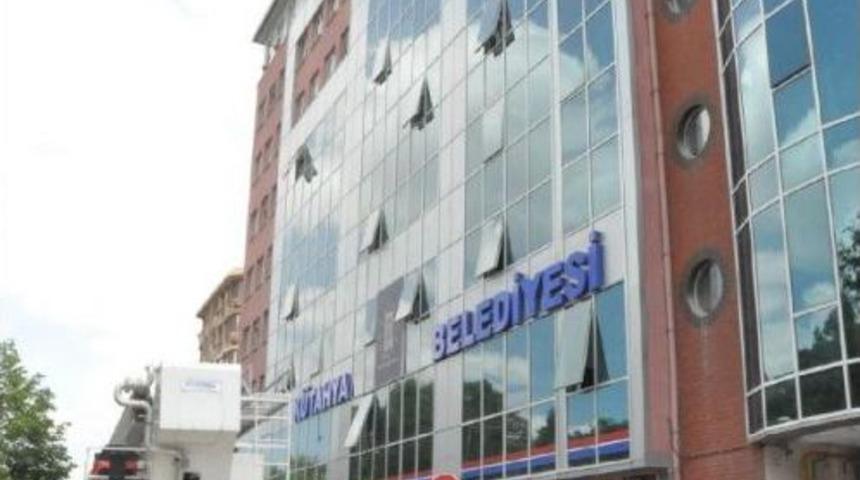 Belediye Binasının &Ccedil;atısına &Ccedil;ıkıp Intihar Etmek Istedi