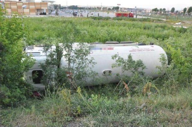 Lpg Tankeri Şarampole Devrildi: 1 Yaralı