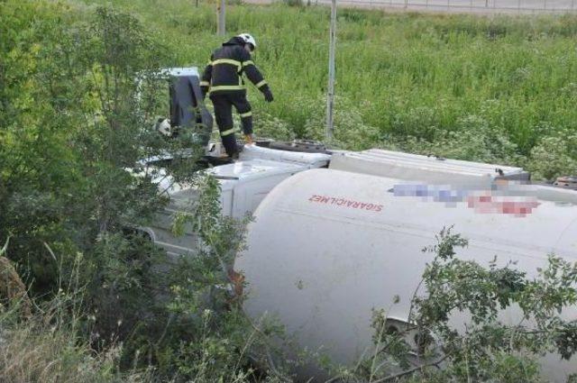 Lpg Tankeri Şarampole Devrildi: 1 Yaralı