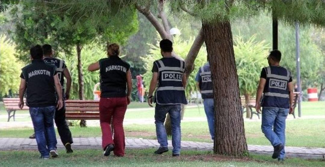 Parkta Narkotik K&ouml;pekli Uyuşturucu Uygulaması