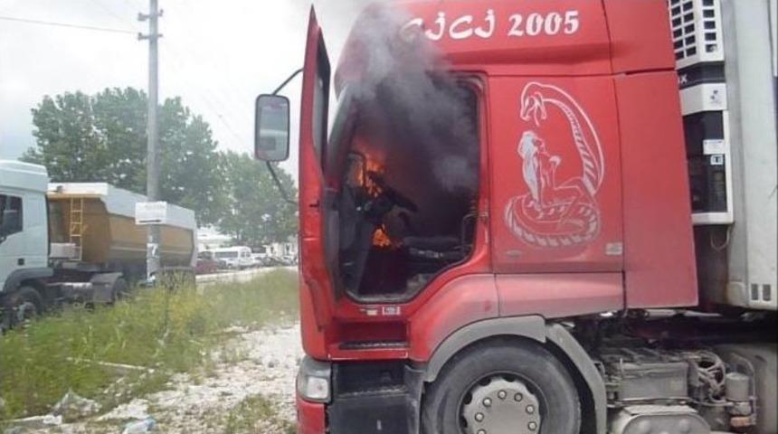(&ouml;zel Haber) Sakarya&rsquo;da Fenni Muayene Sırası Bekleyen Tır Alev Alev Yandı