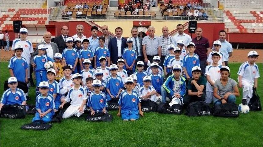 G&uuml;m&uuml;şhane Belediyesi &lsquo;yaz Futbol Okulu&rsquo; A&ccedil;ıldı
