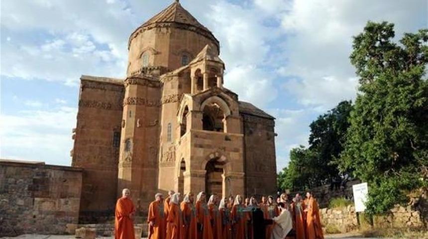 Award-Winning Armenian Pianist Performs On Historical Island In Turkey's East