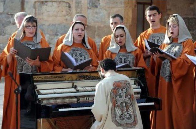 Award-Winning Armenian Pianist Performs On Historical Island In Turkey s East 1