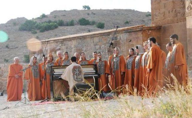 Award-Winning Armenian Pianist Performs On Historical Island In Turkey s East 2