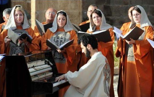 Award-Winning Armenian Pianist Performs On Historical Island In Turkey s East 3