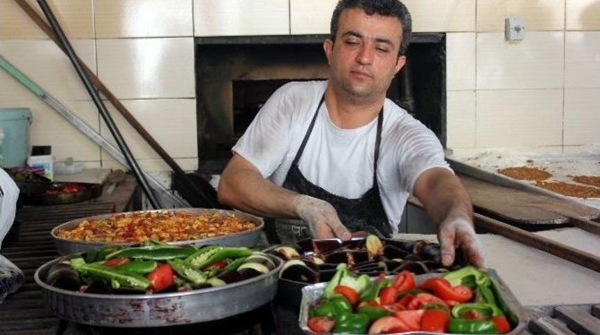 Ramazan&rsquo;da Fırıncılardan Yemeğe &Ouml;zel Ekmek