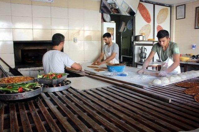 Ramazan&rsquo;da Fırıncılardan Yemeğe &Ouml;zel Ekmek 2