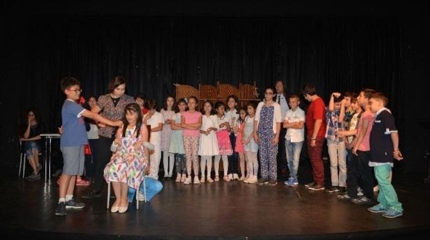 Başkent Tiyatroları&rsquo;nda Mezuniyet Sevinci