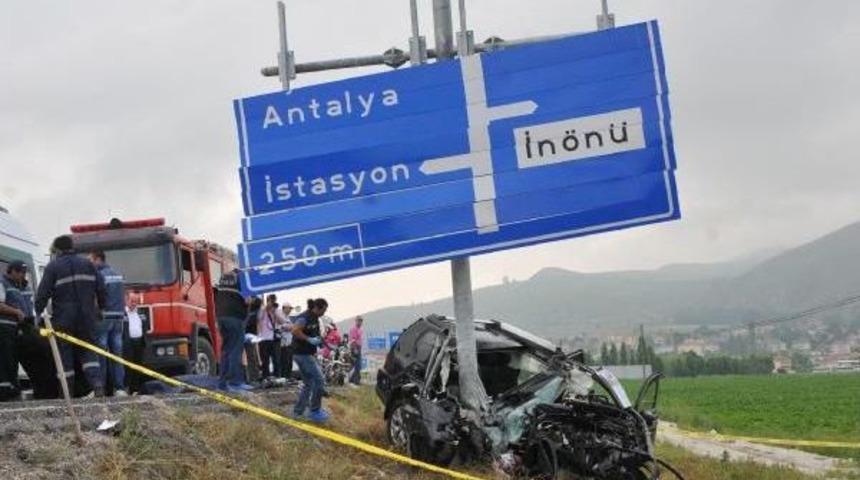 Kontrolden &Ccedil;ıkan Cip Trafik Y&ouml;n Direğine &Ccedil;arptı: 4 &Ouml;l&uuml;, 1 Yaralı