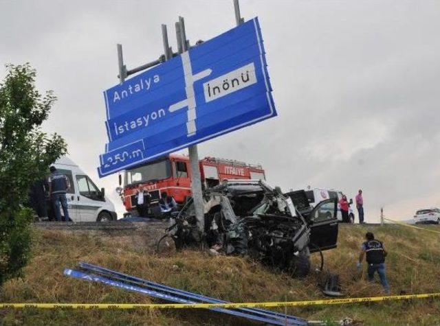 Kontrolden Çıkan Cip Trafik Yön Direğine Çarptı: 4 Ölü, 1 Yaralı