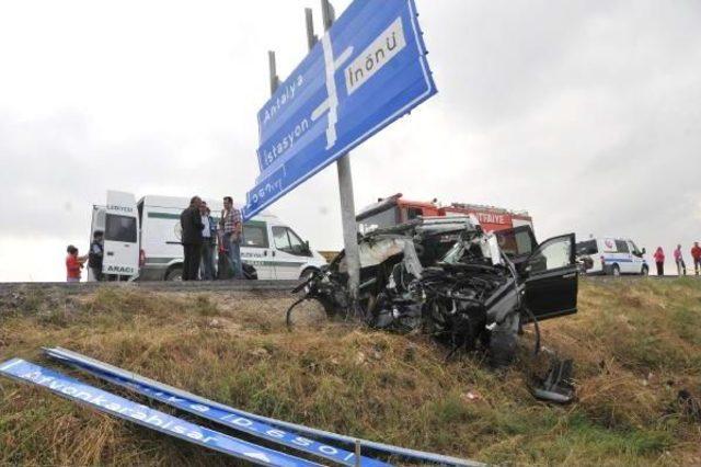 Kontrolden Çıkan Cip Trafik Yön Direğine Çarptı: 4 Ölü, 1 Yaralı