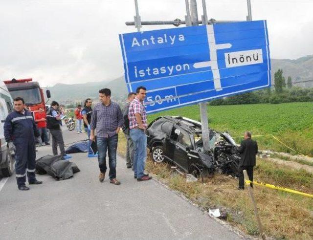 Kontrolden Çıkan Cip Trafik Yön Direğine Çarptı: 4 Ölü, 1 Yaralı