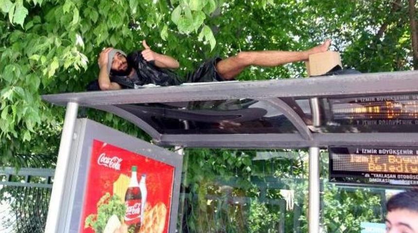 7 Yıldır Otob&uuml;s Durağının &Uuml;zerinde Yaşıyor