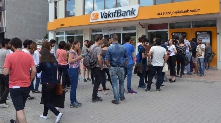 Yaz Okulları İ&ccedil;in Atm Kuyruğu