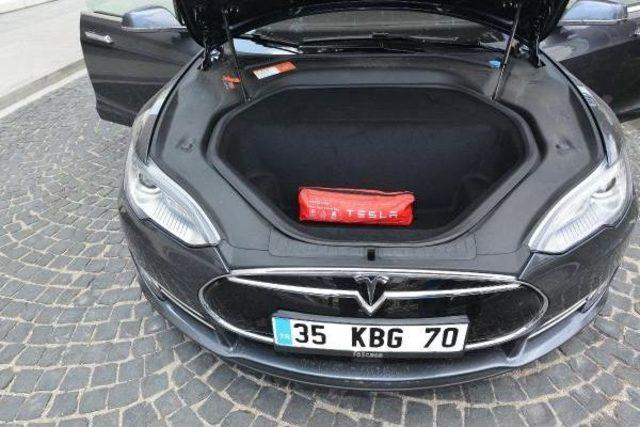 Elektrikle Çalışan Çevreci Tesla Otomobili İzmir Sokaklarında