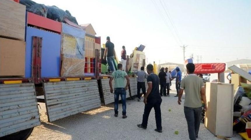 Deniz Feneri &Ccedil;adır Kentte Bir Tır Dolusu Oyuncak Bağışladı