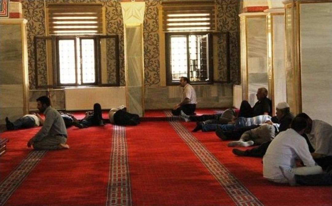 Vatandaşlar Cami Ve Parkları Mesken Tuttu