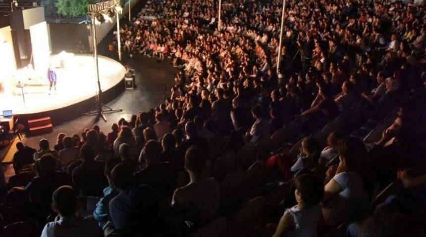 &rsquo;yatak Odası Diyalogları&rsquo;yla Kahkaha Dolu Gece