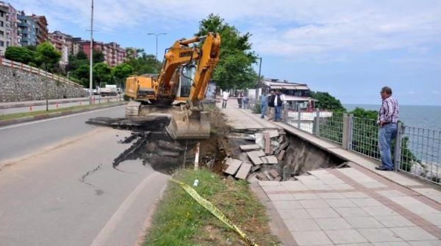 Zongludak'ta Deniz Kıyısındaki Kaldırım Ve Yol Çöktü