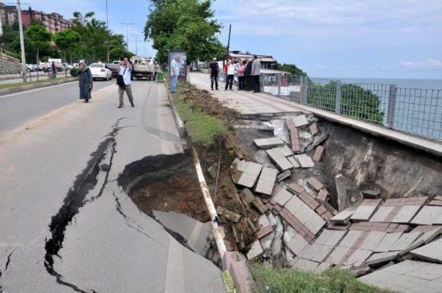 Zongludak'ta Deniz Kıyısındaki Kaldırım Ve Yol Çöktü