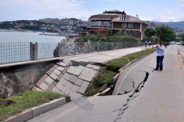 Zongludak'ta Deniz Kıyısındaki Kaldırım Ve Yol Çöktü