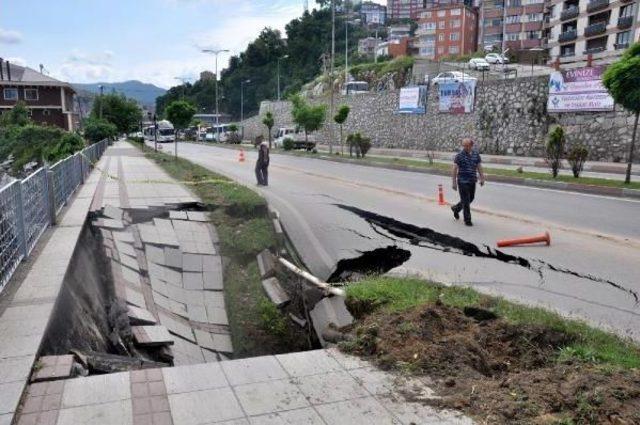 Zongludak'ta Deniz Kıyısındaki Kaldırım Ve Yol Çöktü