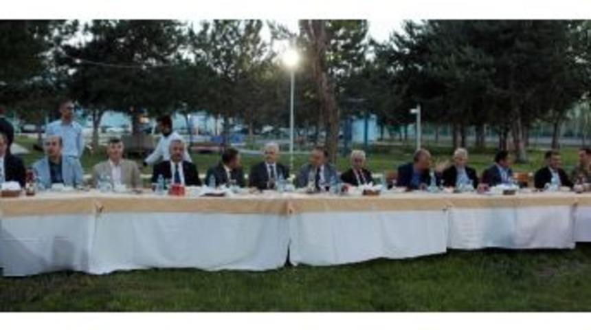 Atat&uuml;rk &Uuml;niversitesi&rsquo;nden Erzurum Protokol&uuml;ne İftar Yemeği