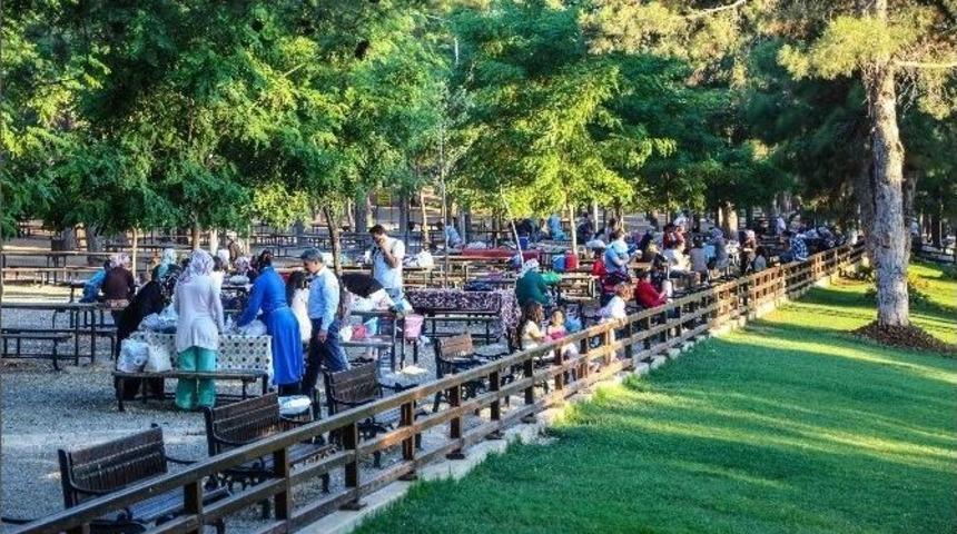 Gaziantepliler İftarı D&uuml;l&uuml;k Tabiat Parkında Yapıyor