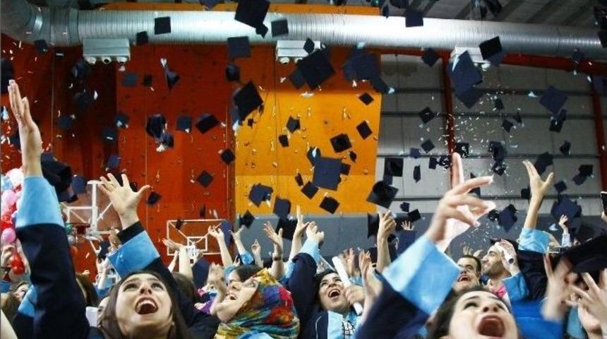 İşletme Fak&uuml;ltesi Mezuniyet T&ouml;reni Ger&ccedil;ekleşti