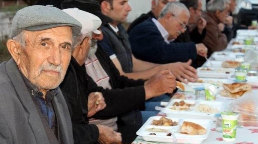 Manyaslılar Vakfı Her Akşam Bir Mahallede İftar Veriyor