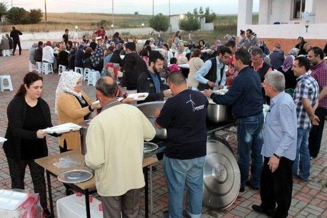 Manyaslılar Vakfı Her Akşam Bir Mahallede İftar Veriyor 1