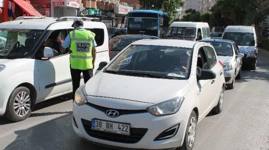 Trafik Polisi Ceza Yazmıyor, Uyarıda Bulunuyor