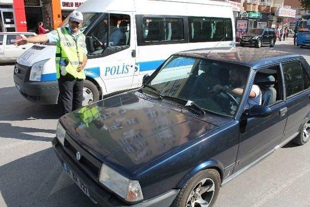 Trafik Polisi Ceza Yazmıyor, Uyarıda Bulunuyor