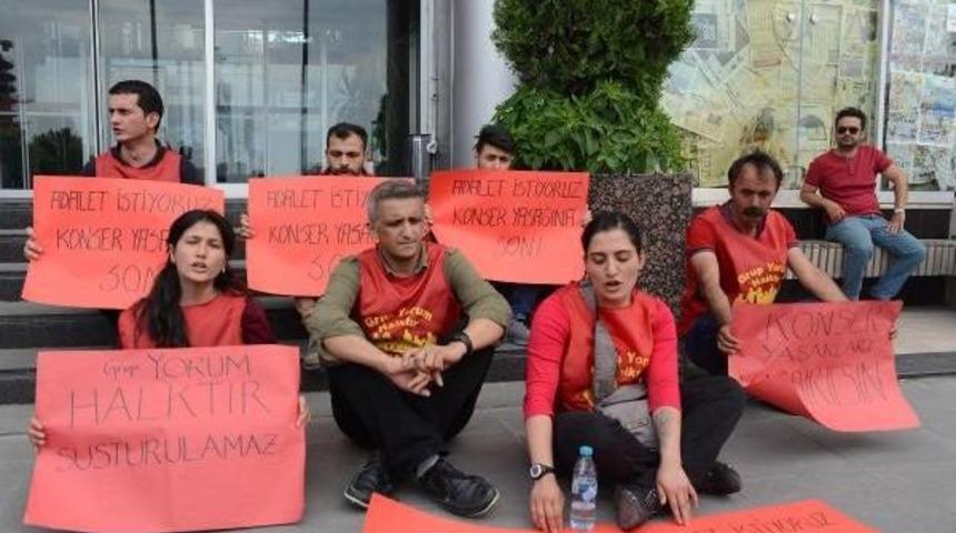 Grup Yorum, Konser Yasağını Oturma Eylemiyle Protesto Etti