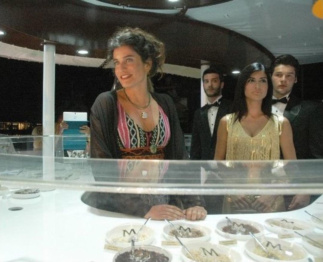 Berrak T&uuml;z&uuml;nata&ccedil; Dondurma Tezgahının Başına Ge&ccedil;ti