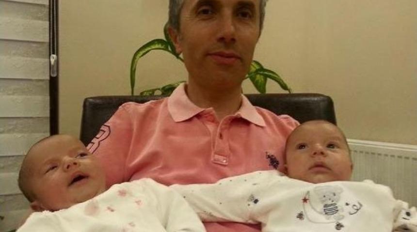 İkiz Bebeklerine Aşı Yaptırmayan Savcıya Destek