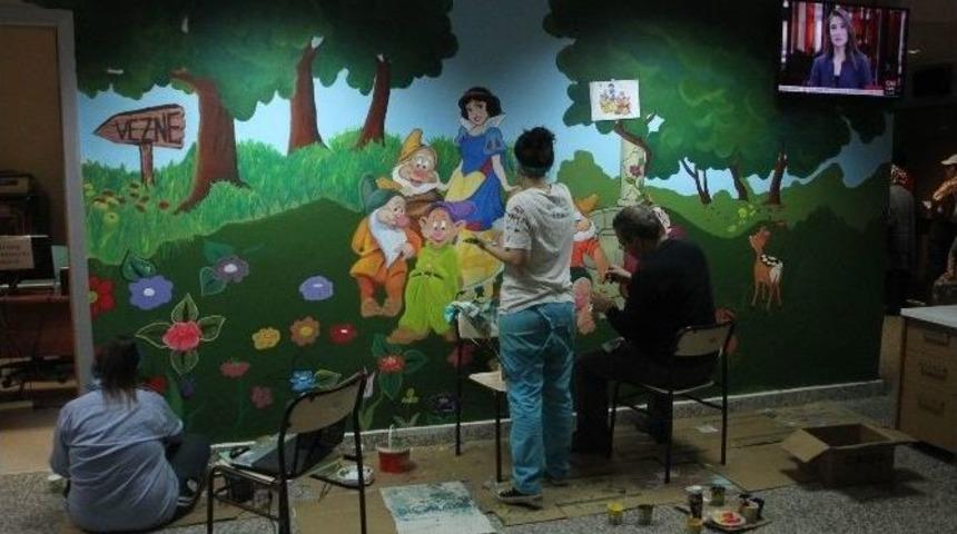 Hastane Duvarlarına &Ccedil;izgi Film Kahramanlarının Resimleri &Ccedil;izildi
