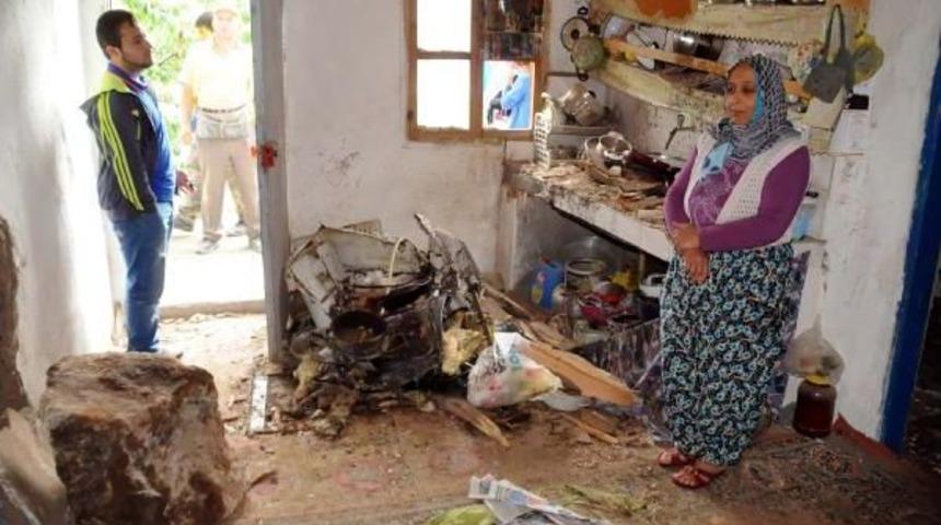 Kaleden Kopan Kaya Par&ccedil;ası Evin Mutfağına D&uuml;şt&uuml;