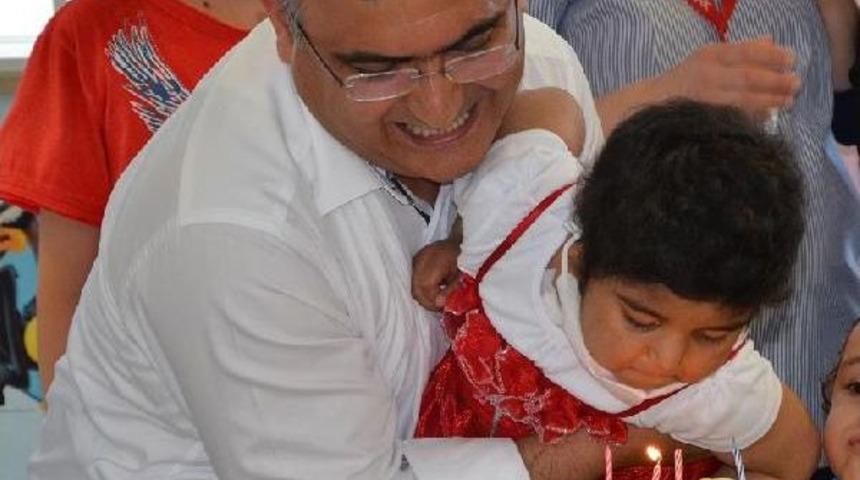 Talesemiyi Yenmesini Pasta Keserek Kutladı