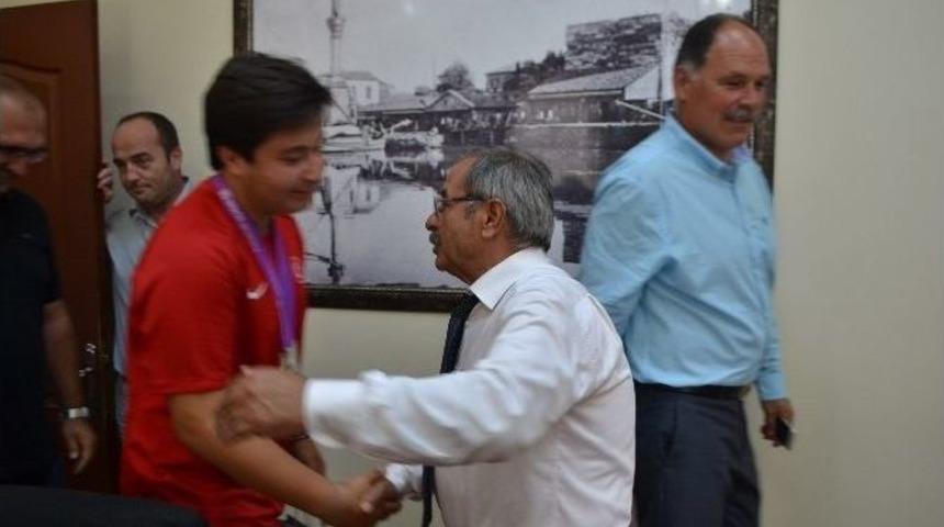 D&uuml;nya İkincisine Belediye Başkanından Altın