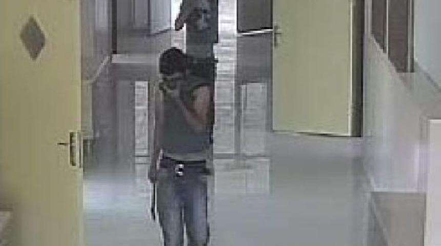 G&uuml;venlik Kamerasına Yansıyan Okuldaki Hırsızlığa 3 Tutuklama