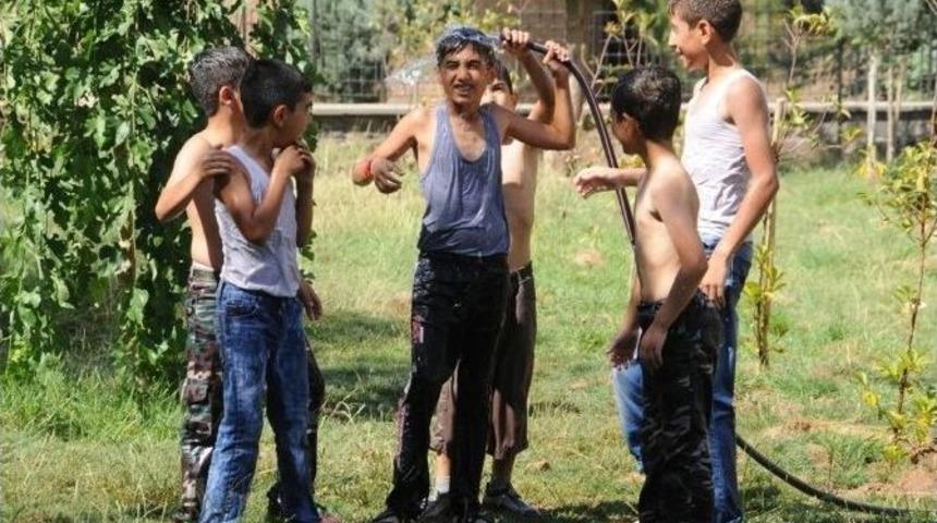 Sıcaktan Bunalan &Ccedil;ocuklar Parklarda Su Hortumu İle Serinliyor