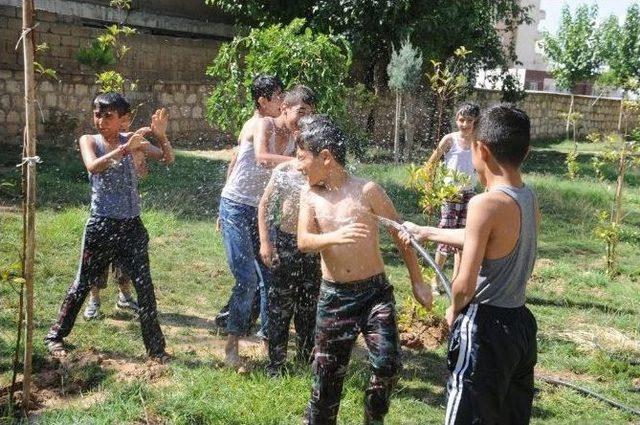 Sıcaktan Bunalan Çocuklar Parklarda Su Hortumu İle Serinliyor